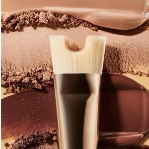 ICONIC London Luxurious Gold Makeup Brush